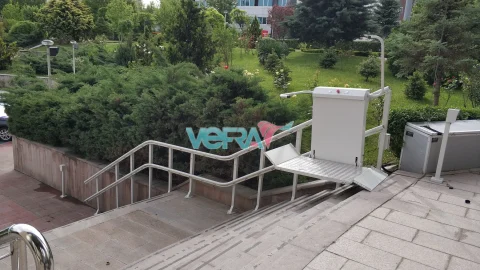 Inclined platform lift