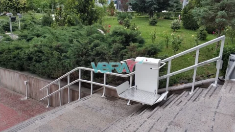 Inclined platform lift