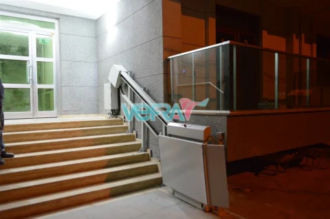 Inclined platform lift