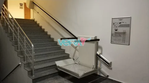 Inclined platform lift