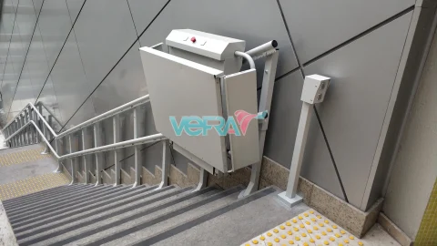 Inclined platform lift