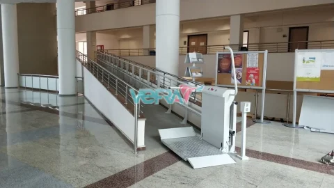 منصة درج داخل مبنى
