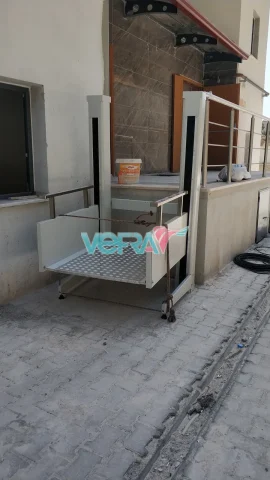 تركيب منصة عند مدخل مبنى